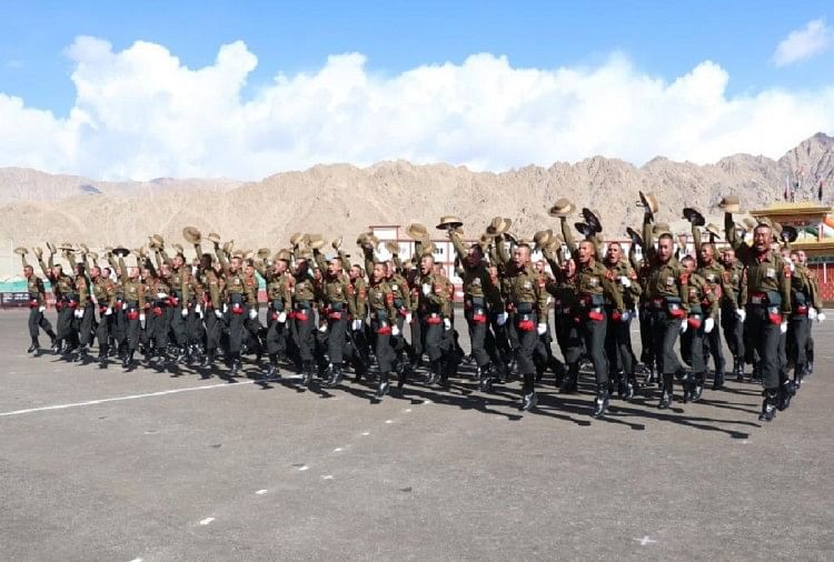 Tentara Ladakh Mendapat 99 Pemberani Ladakh Setelah Pingsan Parade