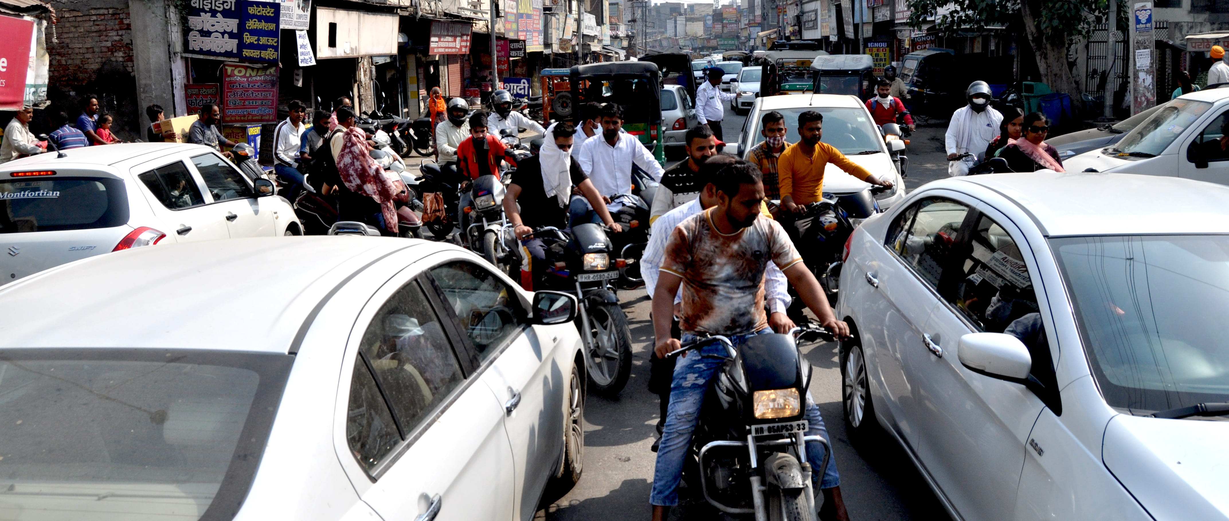 धनतेरस के अवसर पर शहर में लगा रहा जाम। संवाद