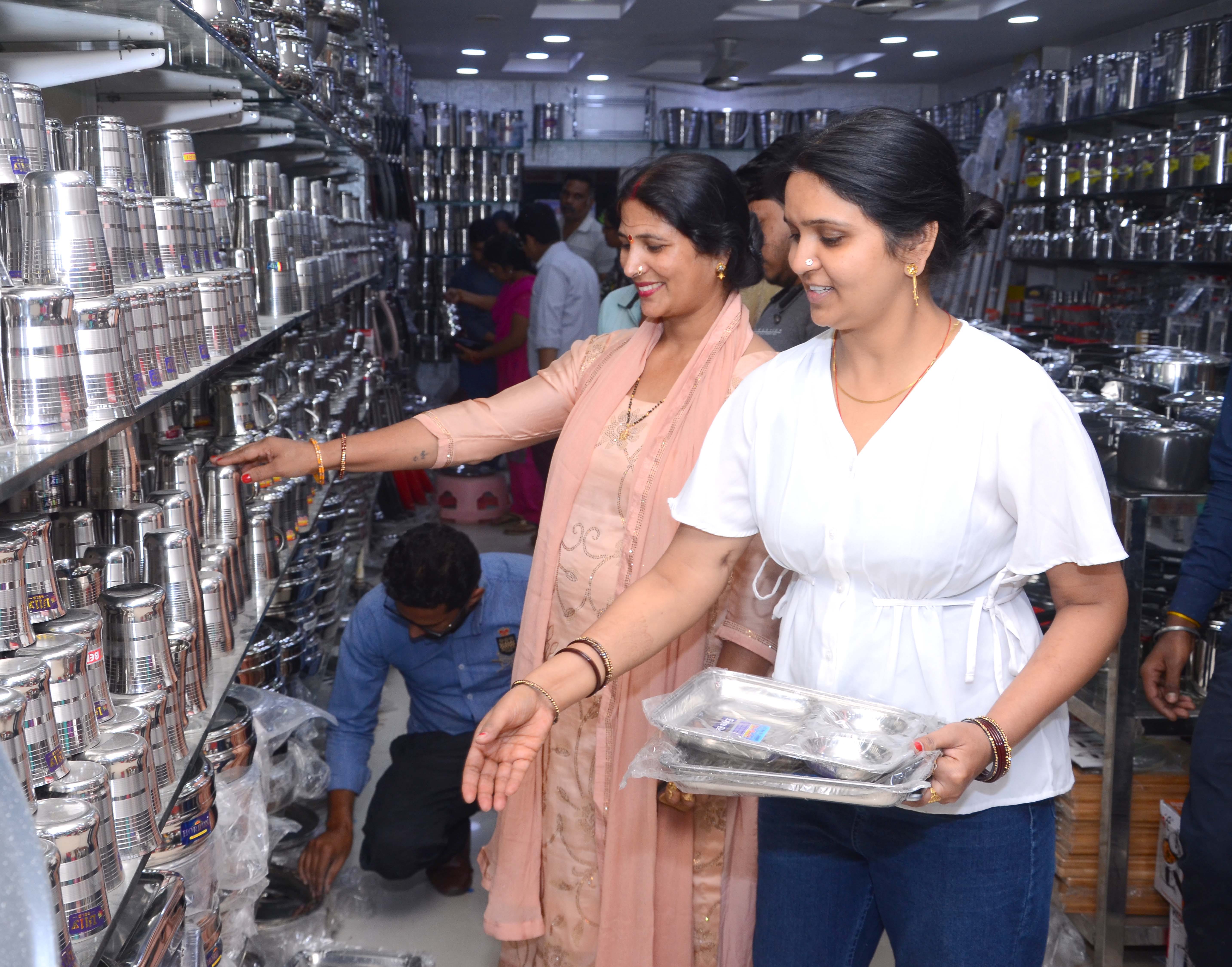 धनतेरस पर अंबाला शहर स्थित मानव चौक स्थित बर्तन की दुकान में बर्तनों की खदीदारी करती महिलायें। धनतेरस पर अंबाला शहर स्थित मानव चौक स्थित बर्तन की दुकान में बर्तनों की खदीदारी करती महिलायें।