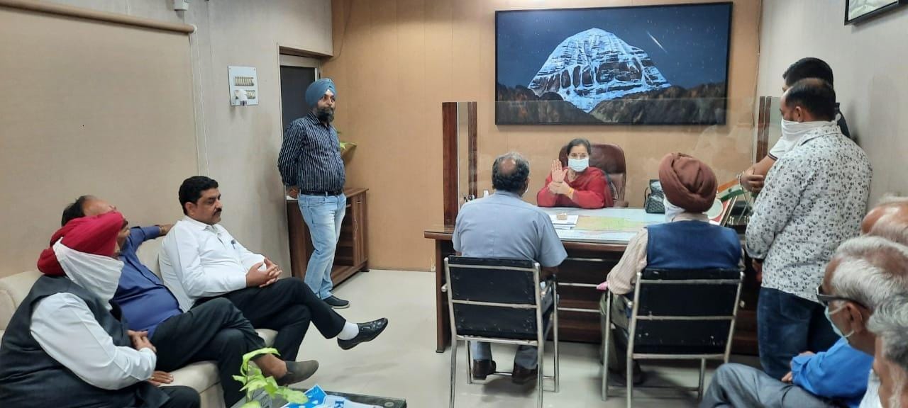 अंबाला शहर में कपड़ा मार्केट के दुकानदार मेयर शक्ति रानी के साथ बैठक करते हुए। अंबाला शहर में कपड़ा मार्केट के दुकानदार मेयर शक्ति रानी के साथ बैठक करते हुए।