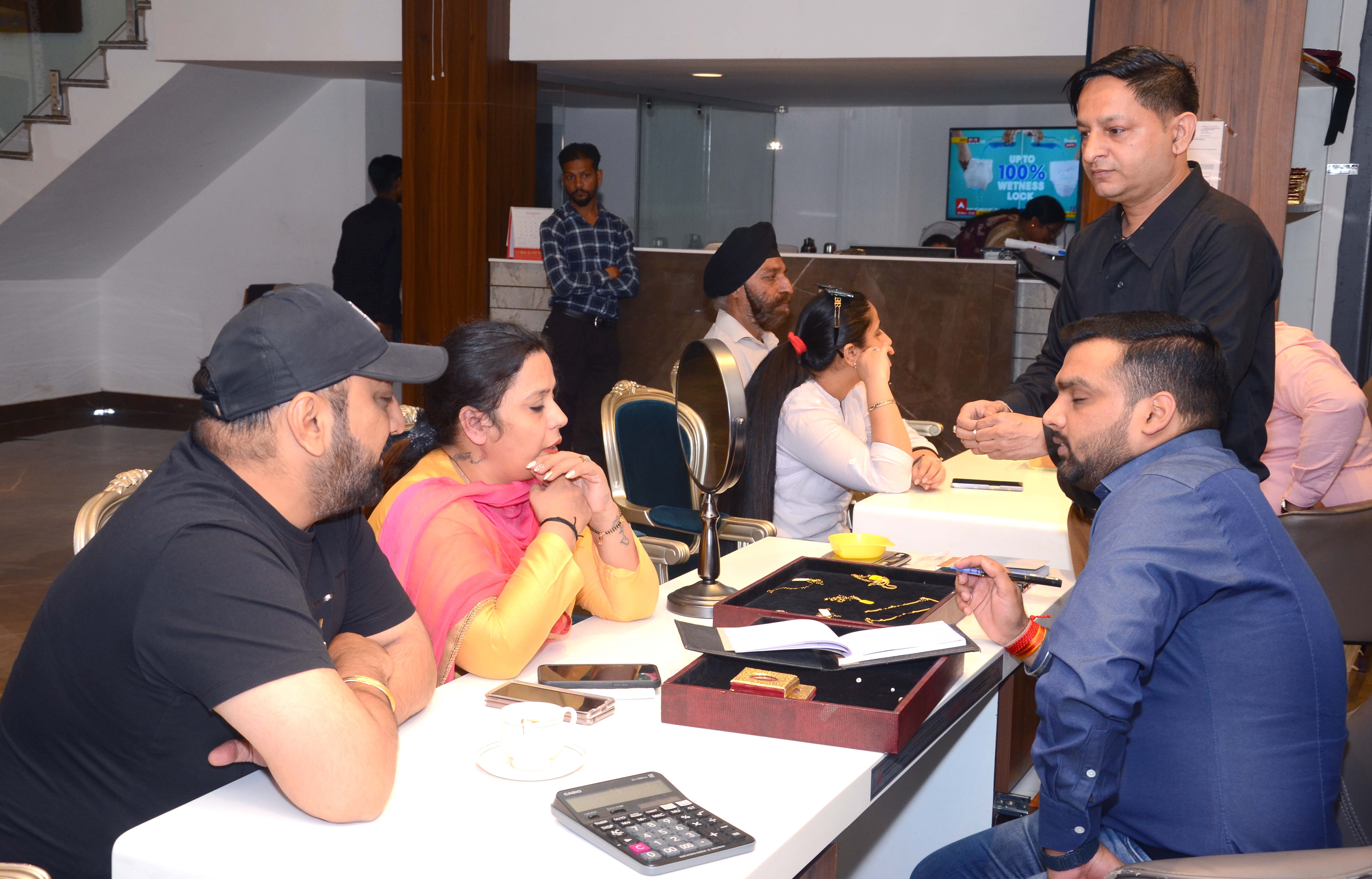 धनतेरस पर अंबाला शहर स्थित सुनार की दुकान में सोने की खरीदारी करते लोग। धनतेरस पर अंबाला शहर स्थित सुनार की दुकान में सोने की खरीदारी करते लोग।