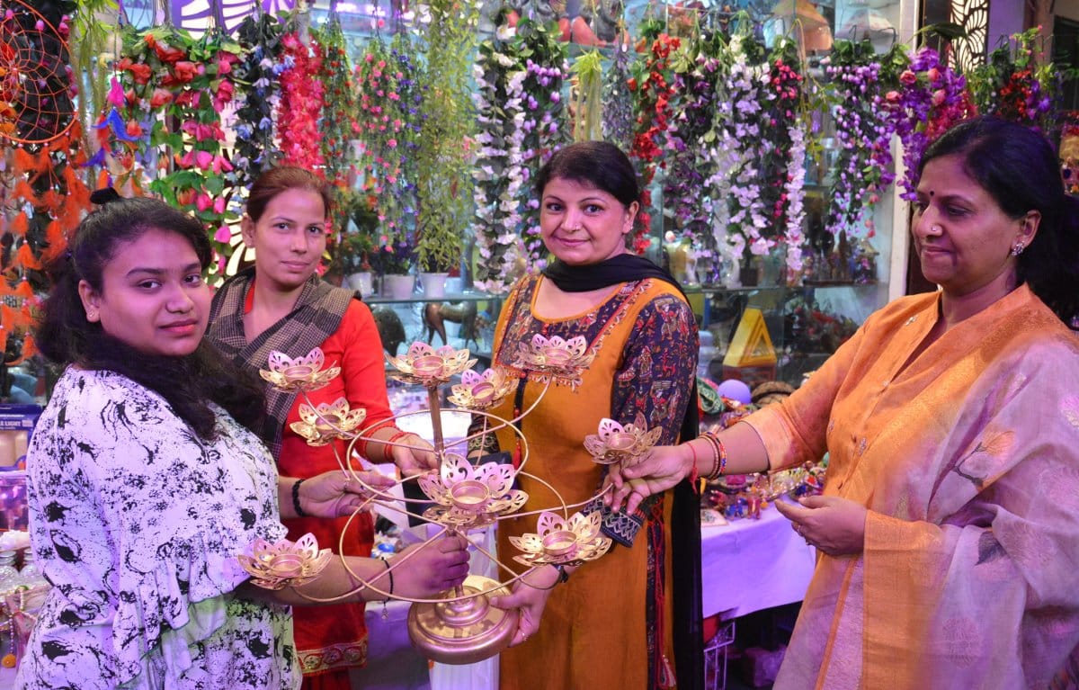मुजफ्फरनगर में धनतेरस पर बाजार में फेन्सी आइटम की खरीददारी करती महिलाएं।