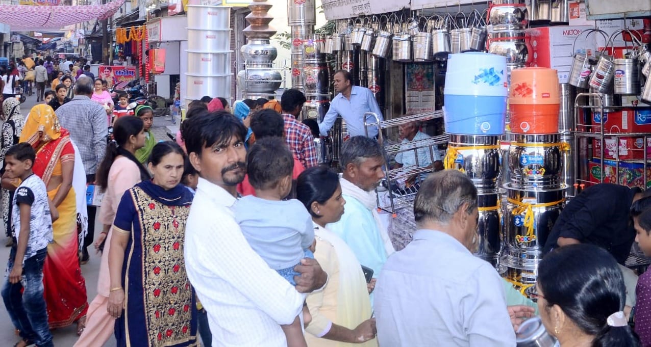 धनतेरस पर बर्तन बाजार में उमड़ी ग्राहकों की भीड़। संवाद