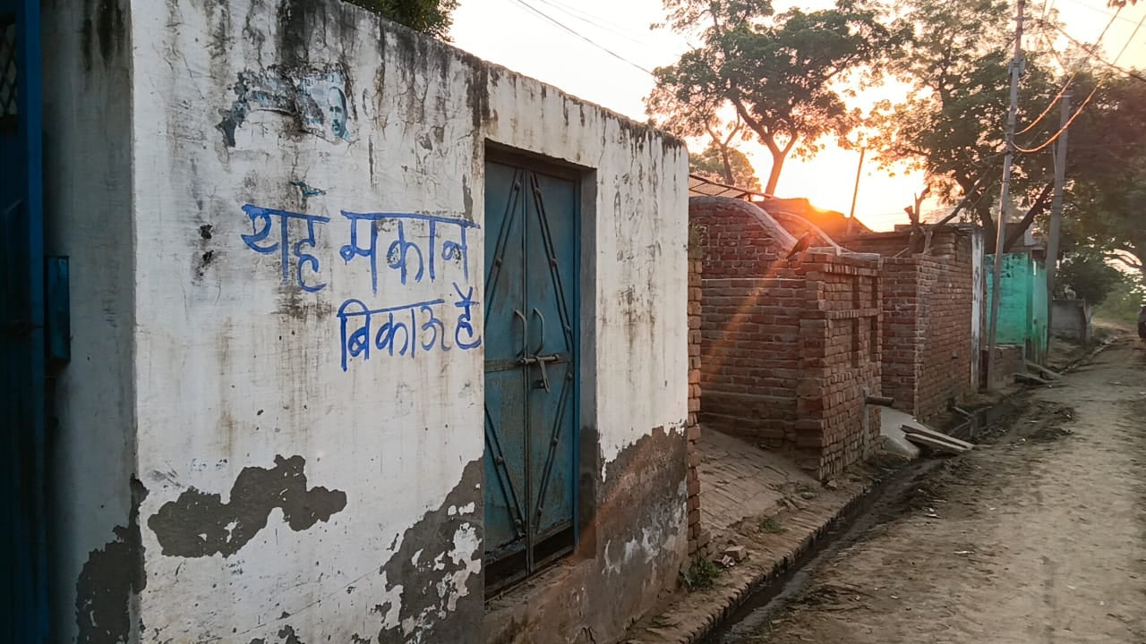 हाथरस : गांव परसौरा में सोमवार को दबंगों एवं अनुसूचित जाति के लोगों के मध्य हुए झगड़े के बाद अनुसू? हाथरस : गांव परसौरा में सोमवार को दबंगों एवं अनुसूचित जाति के लोगों के मध्य हुए झगड़े के बाद अनुसू?