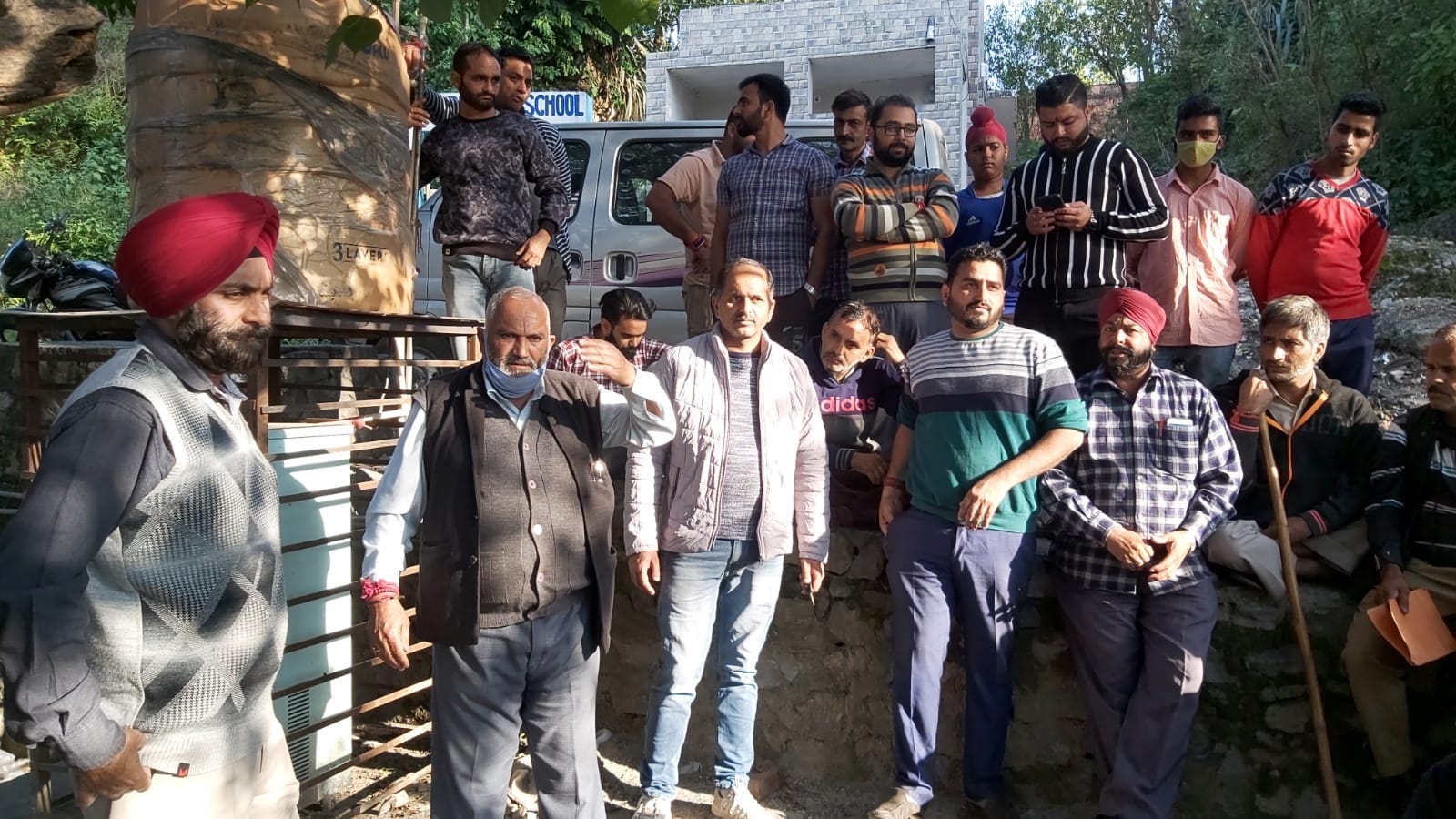 पौनी में चोरी की घटना के बाद इकटठा हुए स्थानीय लोग रोष जताते हुए।