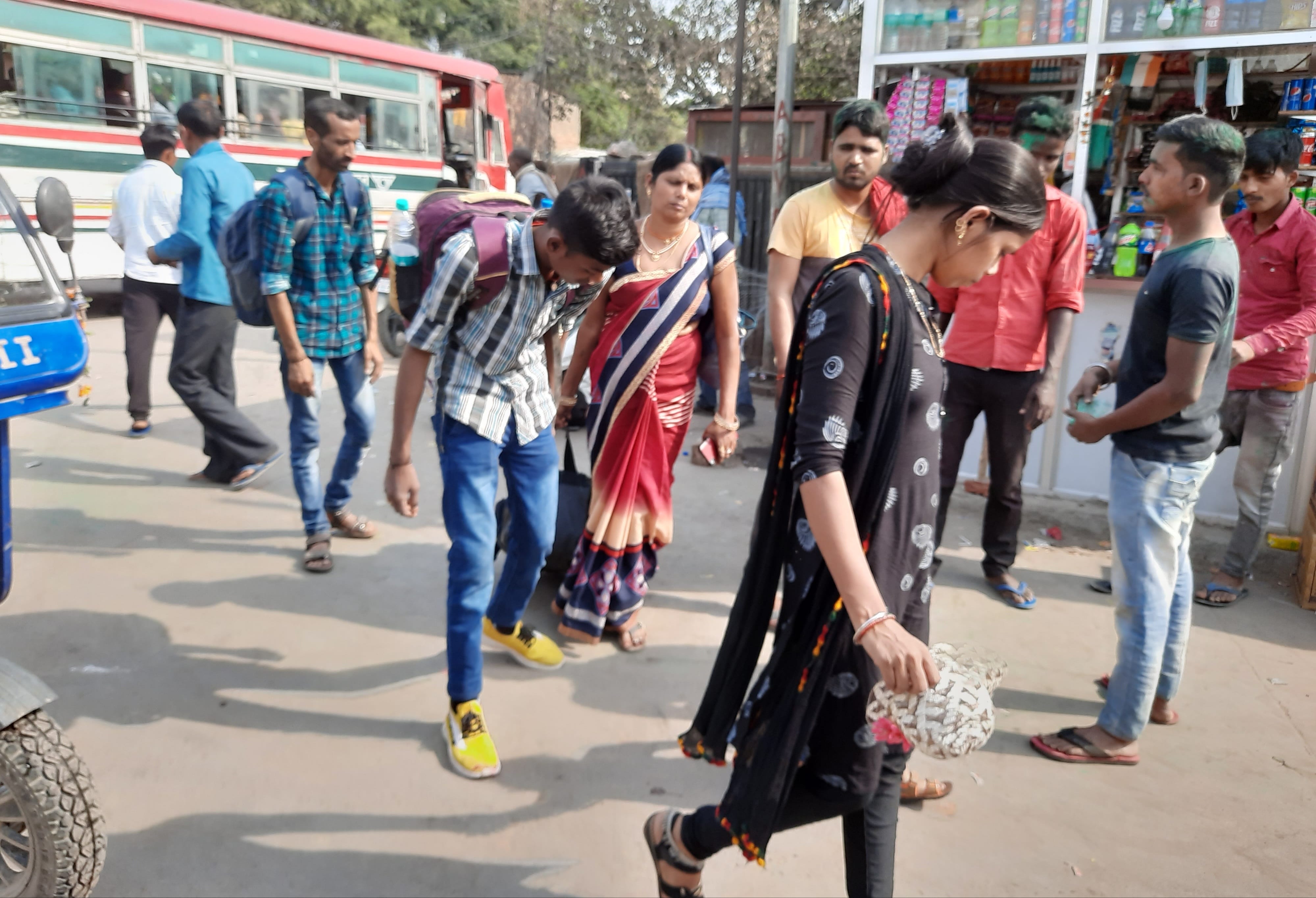रोडवेज बस की प्रतिक्षा करते यात्री।-प्लान खबर की फोटो