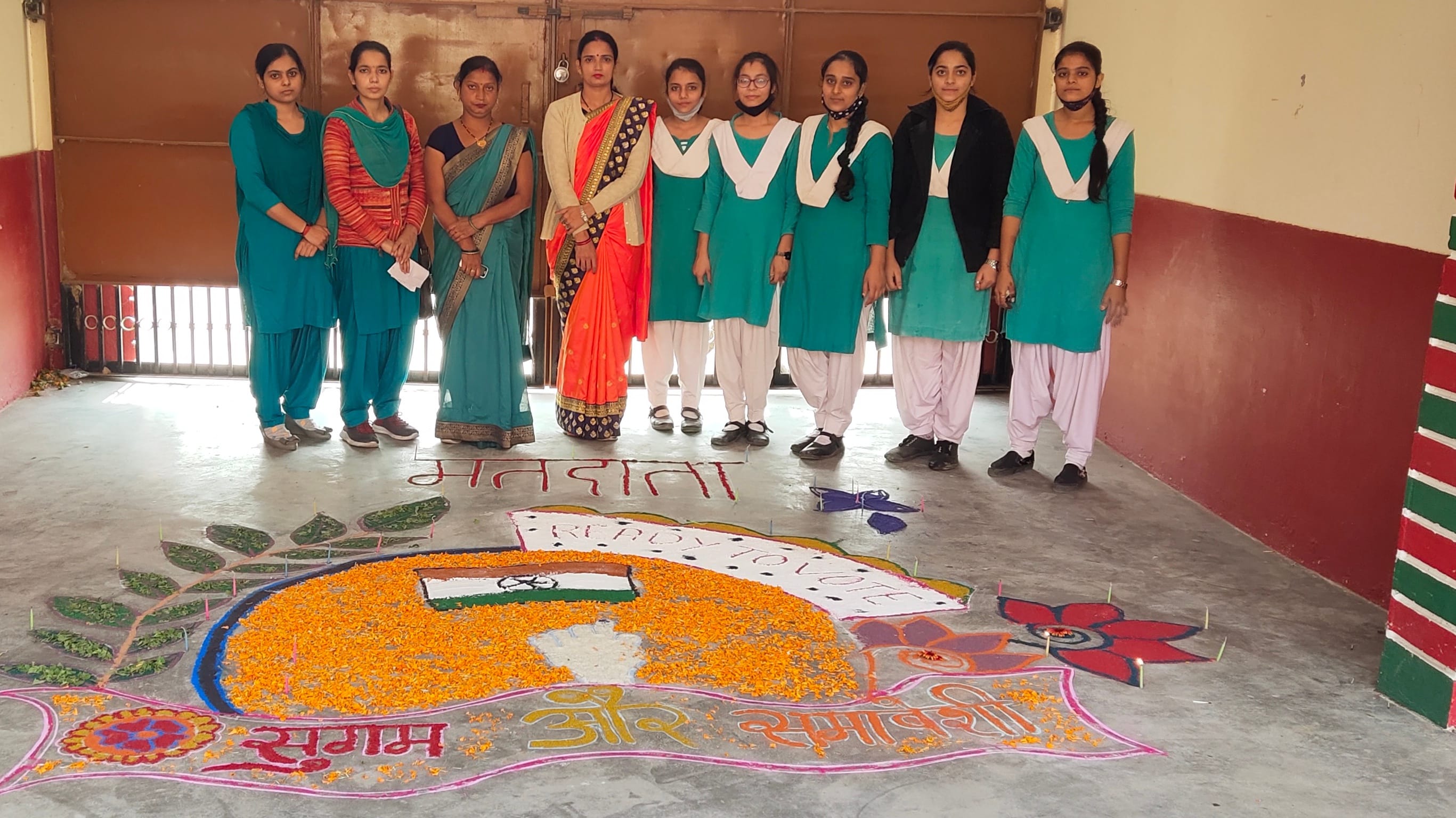चौसाना के ज्योति बा फूले इंटर कालेज में रंगोली बनाती छात्राएं