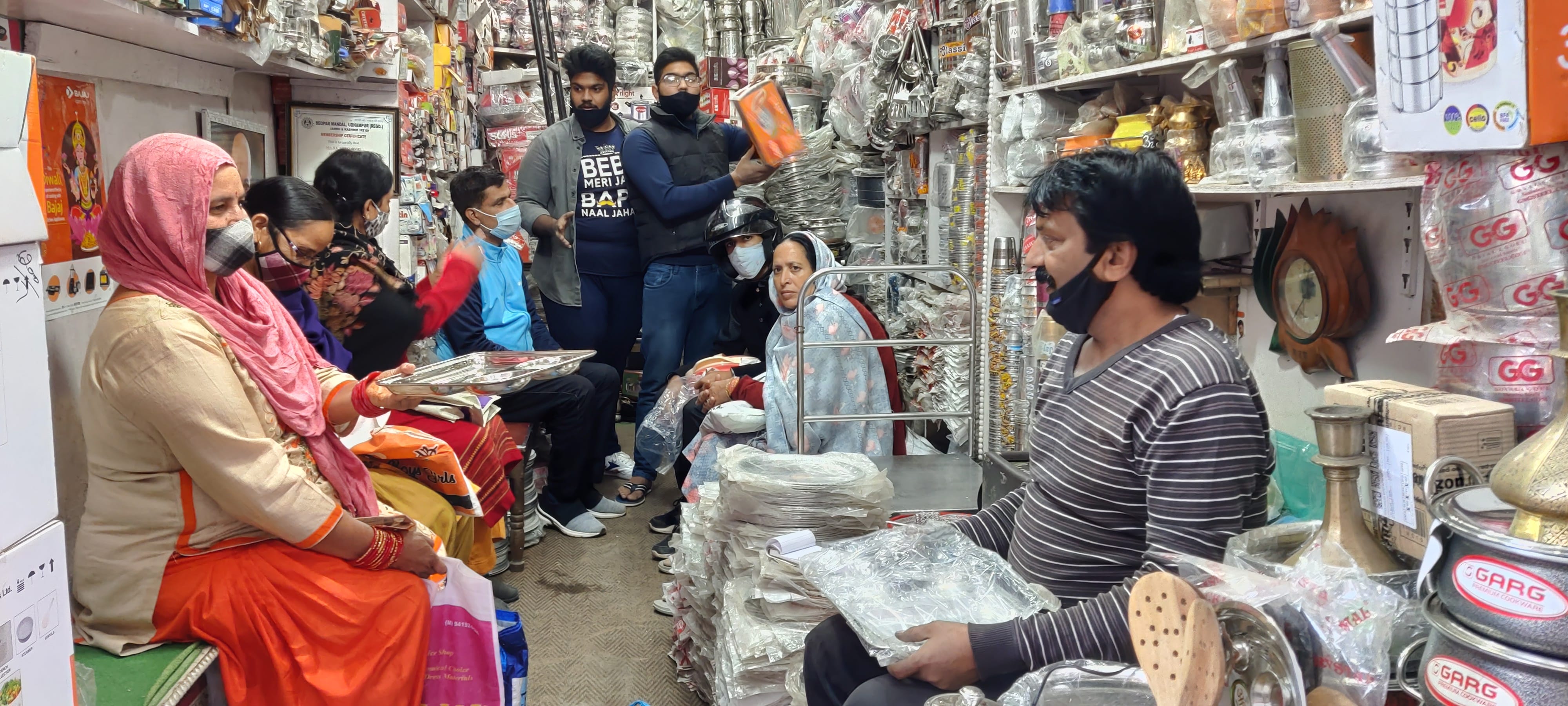 धमपुर शहर में धनतेरस पर बर्तन की दुकान पर खरीदारी करते लोग