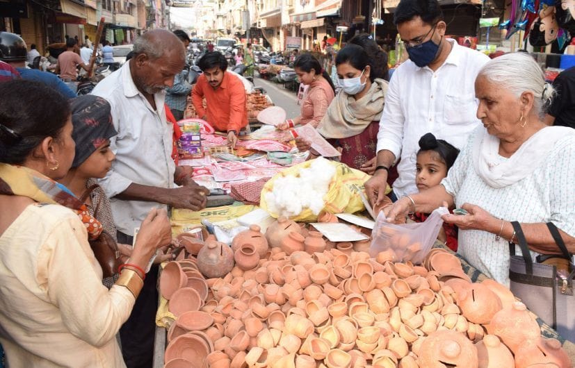 रुद्रपुर बाजार में दीये खरीदते लोग। रुद्रपुर बाजार में दीये खरीदते लोग।