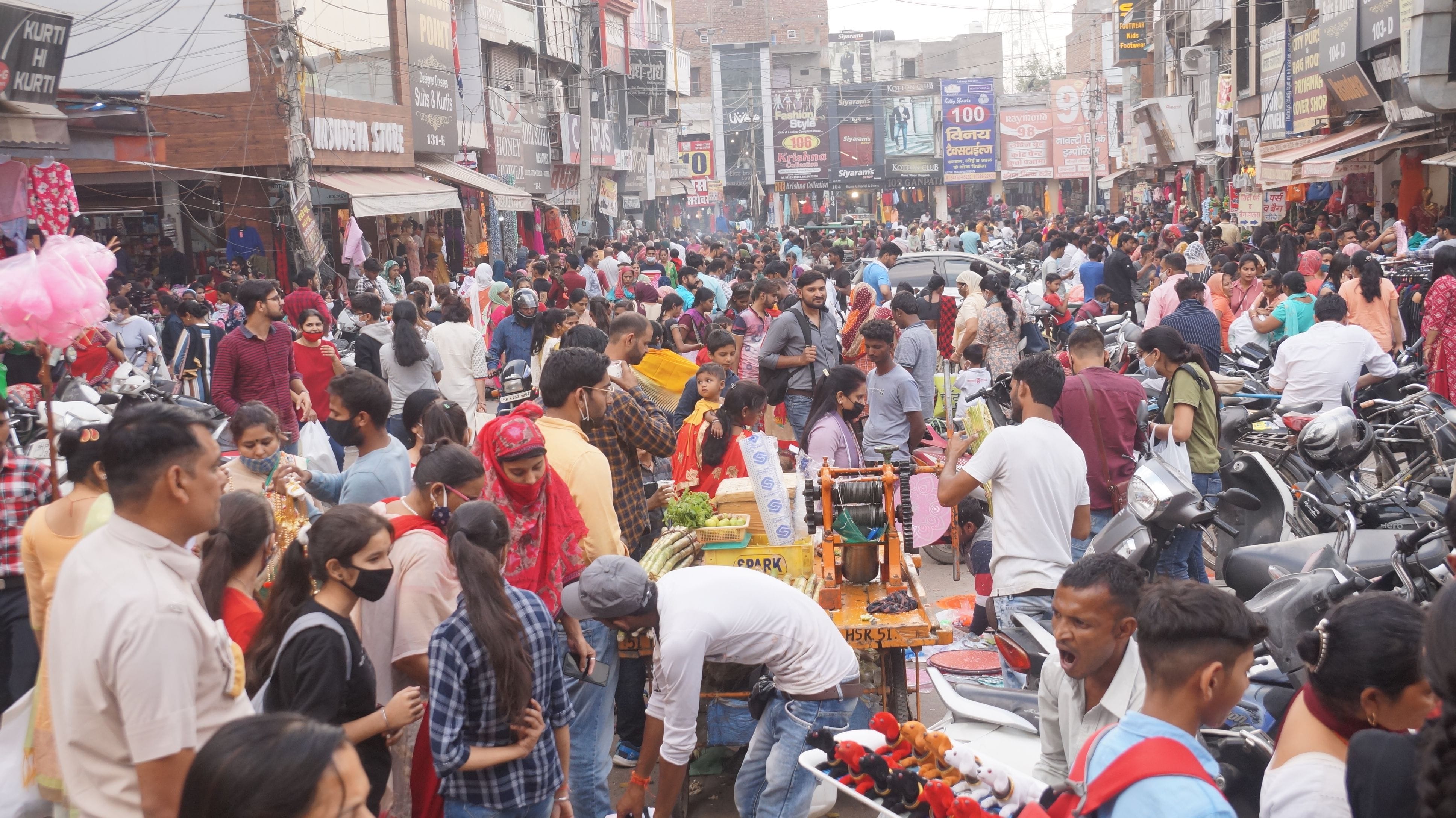 शहर के प्रमुख बाजार राजगुर मार्केट में धनतेरस पर खरीदारी करने के लिए उमड़े ग्राहक। संवाद शहर के प्रमुख बाजार राजगुर मार्केट में धनतेरस पर खरीदारी करने के लिए उमड़े ग्राहक। संवाद
