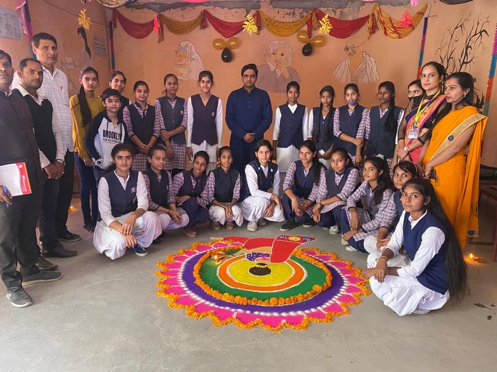 मंसूरपुर केदेव पब्लिक इंटर कॉलेज में रंगोली बनाती छात्राएं। मंसूरपुर केदेव पब्लिक इंटर कॉलेज में रंगोली बनाती छात्राएं।