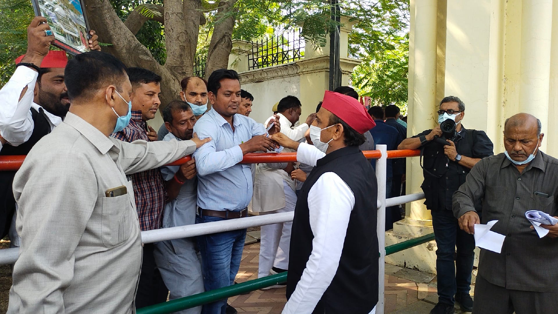 इटावा। सिंचाई विभाग गेस्ट हाउस में कार्यकर्ताओं से मुलाकात करते पूर्व मुख्यमंत्री अखिलेश यादव?
