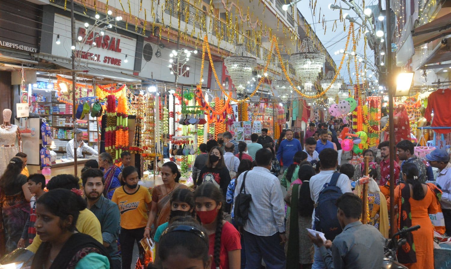 मुजफ्फरनगर में धनतेरस पर सजा  नई मंडी का बाजार व खरीददारी को उमडी भीड़।