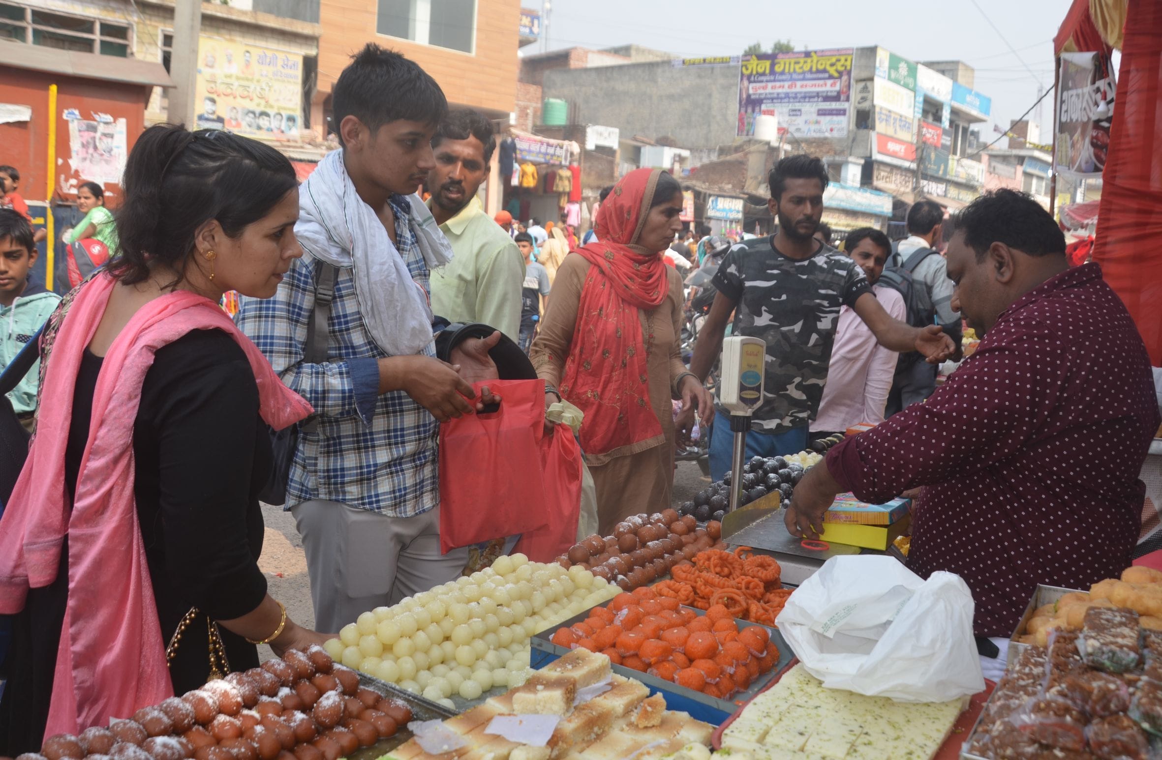 कोर्ट रोड पर मिठाई खरीदते लोग । कोर्ट रोड पर मिठाई खरीदते लोग ।