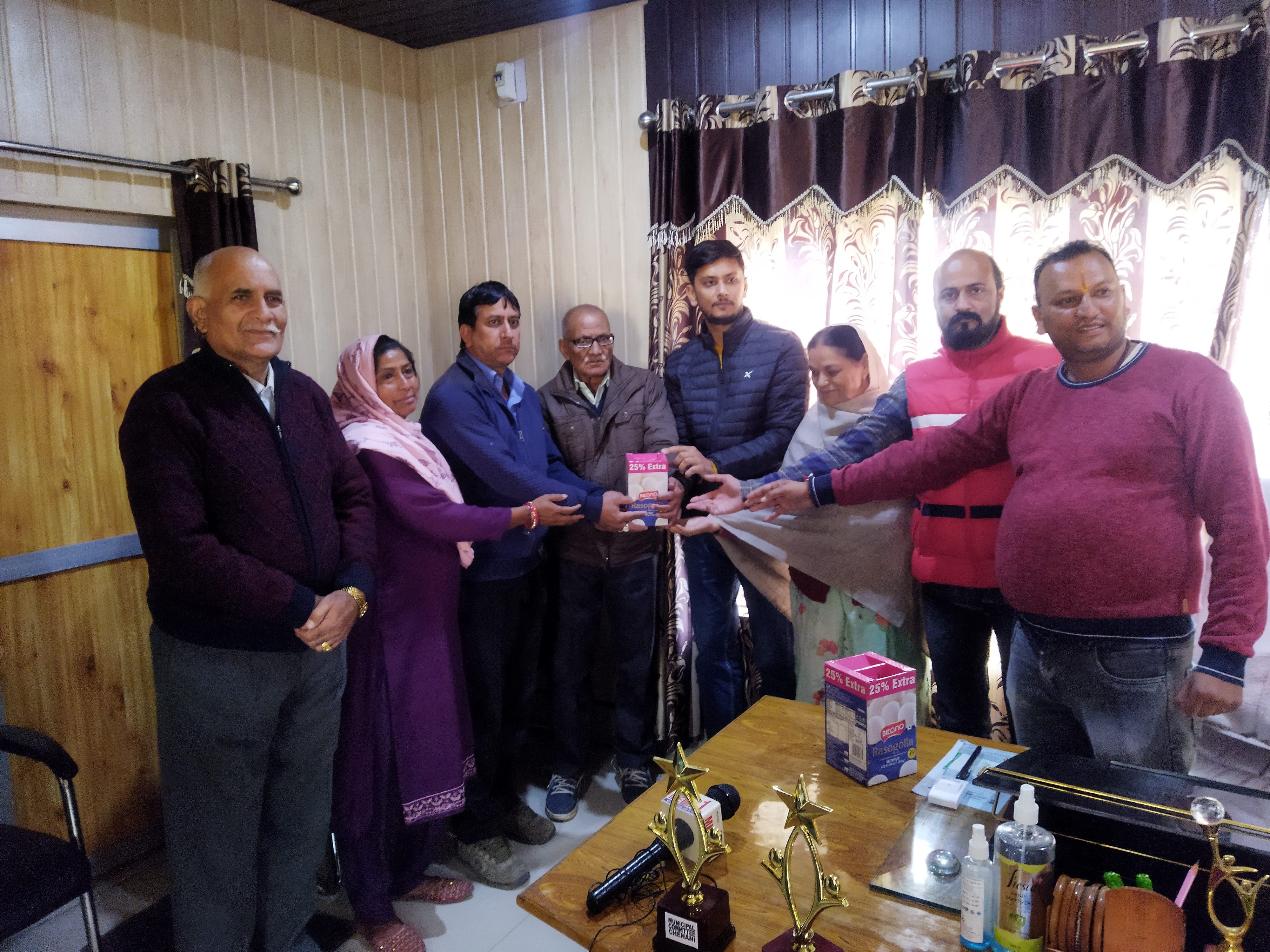 चिनैनी म्यूनिसिपल कमेटी के कर्मियों को सम्मानित करते अधिकारी व पार्षद:5 संवाद चिनैनी म्यूनिसिपल कमेटी के कर्मियों को सम्मानित करते अधिकारी व पार्षद:5 संवाद