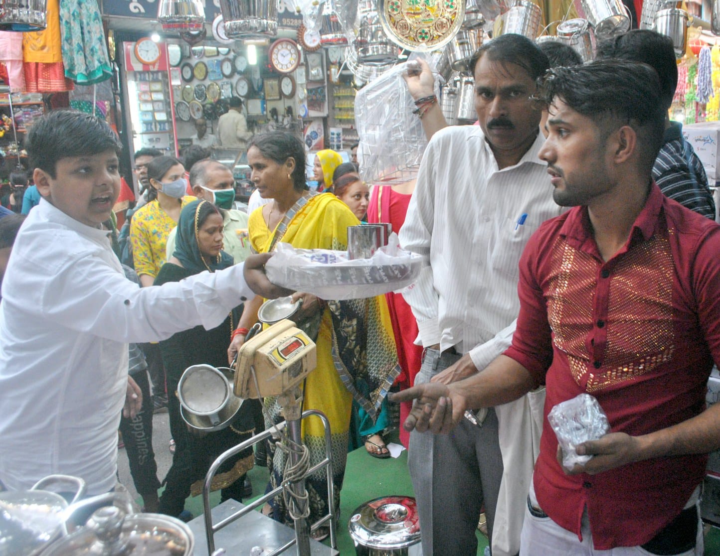 शामली गांधी चौक बाजार में बर्तनो की खरिदारी करते लोग शामली गांधी चौक बाजार में बर्तनो की खरिदारी करते लोग
