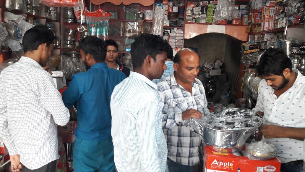 खतौली में बाजारों में खरीदारी करते हुए नगरवासी