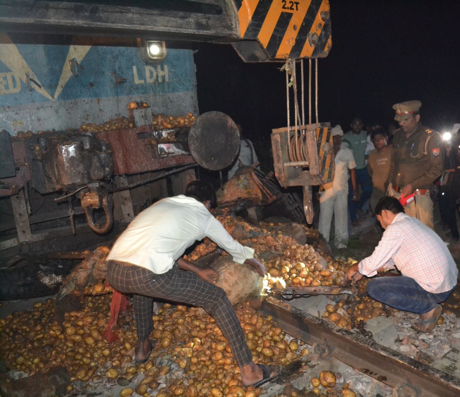 गांव नगला पजाबा के पास मालगाड़ी से ट्रैक्टर-ट्राली टकराने के बाद इंजन में फंसी ट्राली व आलू के बा?