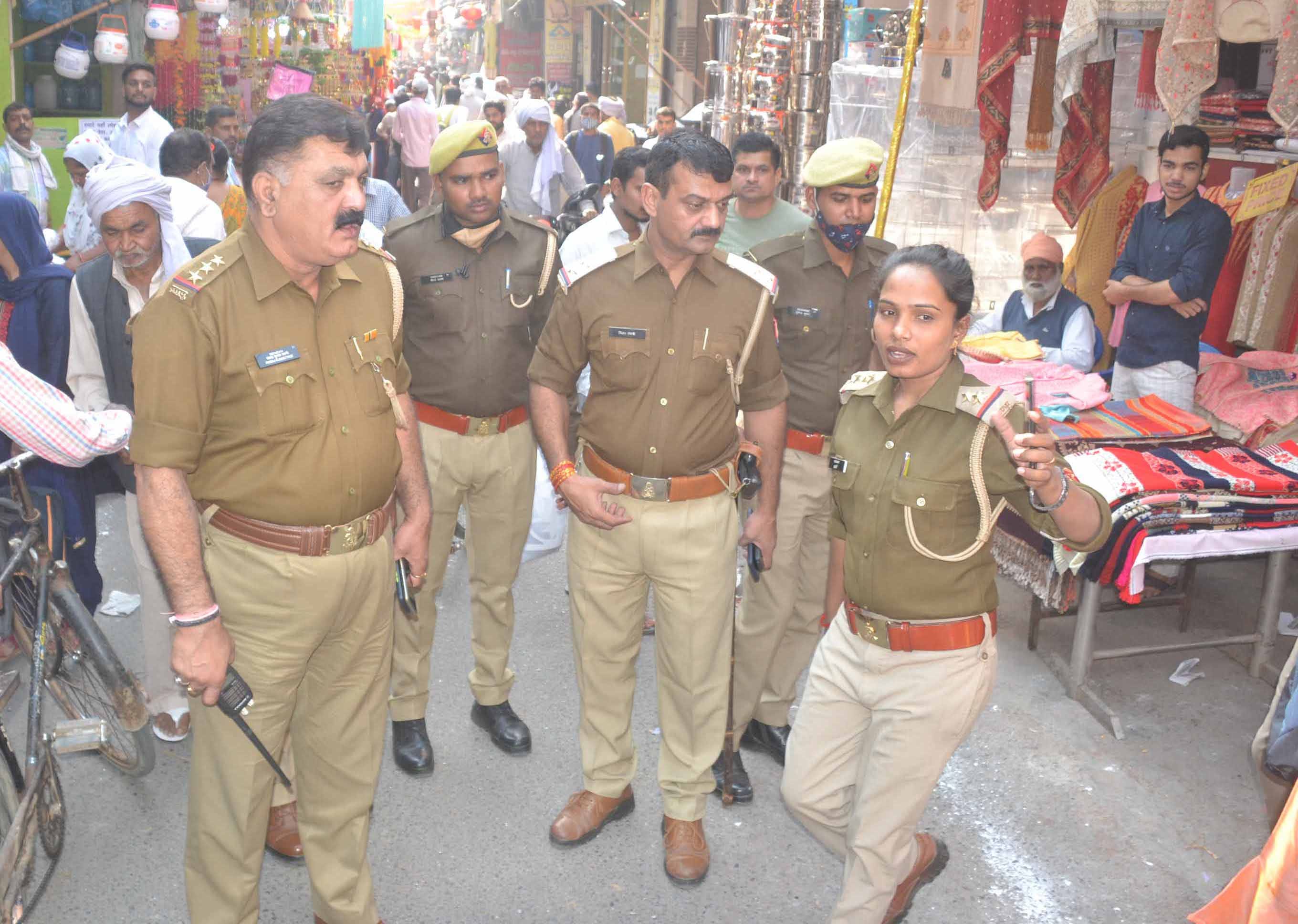 शामली गांधी चौक बाजार में तैनात पुलिसकर्मी शामली गांधी चौक बाजार में तैनात पुलिसकर्मी
