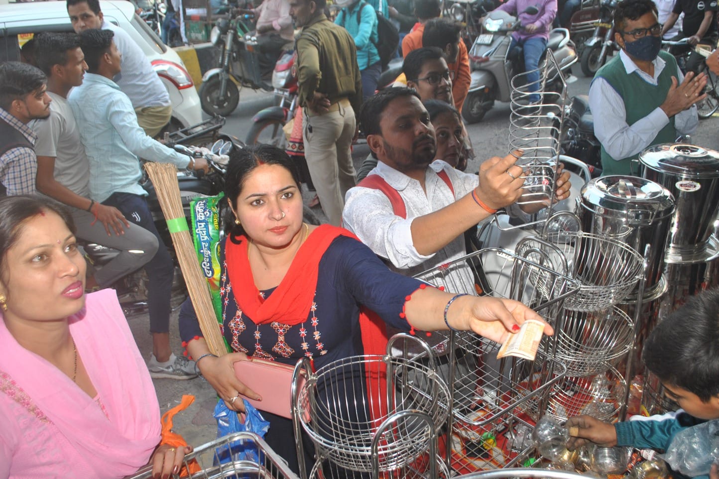 शामली में बर्तनो की खरिदारी करती महिलाएं शामली में बर्तनो की खरिदारी करती महिलाएं