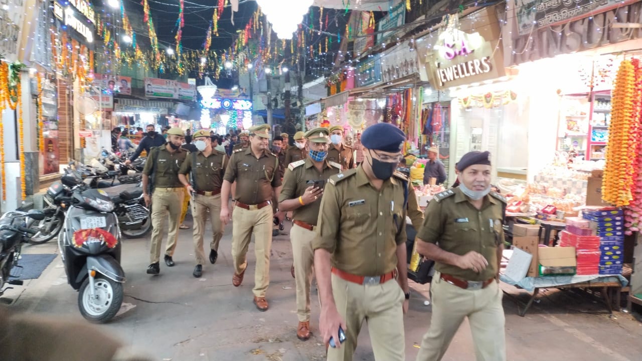 त्योहारों के मददेनजर पैदल मार्च करते पुलिस अधिकारी।। त्योहारों के मददेनजर पैदल मार्च करते पुलिस अधिकारी।।