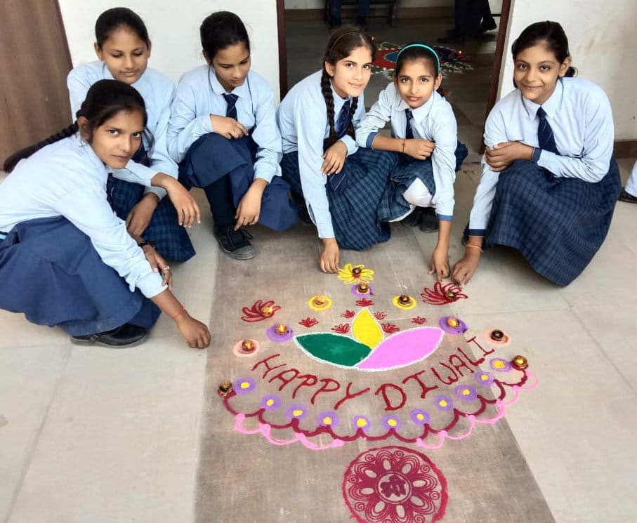 शामली जैन कॉलेज बनत में रंगोली बनाती छात्राएं
