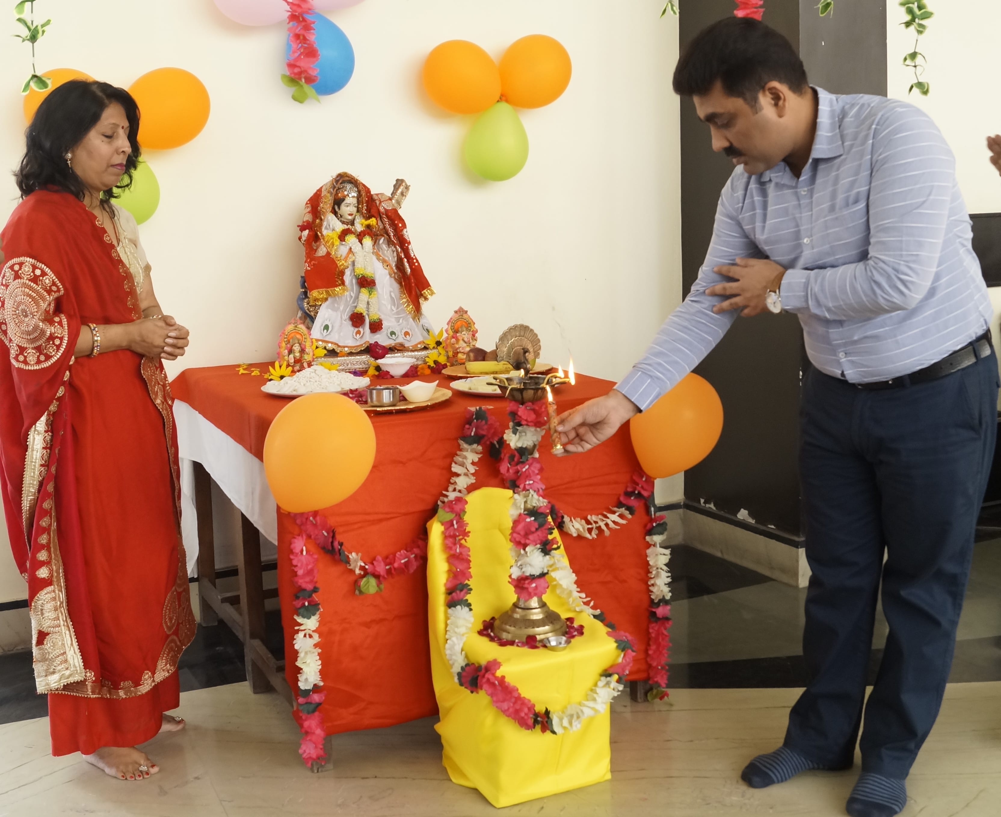 शामली रायल पब्लिक स्कूल में माँ लक्ष्मी का पुजन करते स्कूल प्रबंधक व प्रधानाचार्या