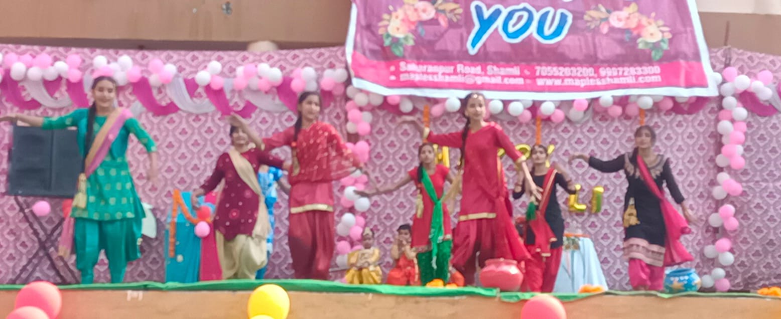 शामली मैपल्स एकेडमी में सांस्कृतिक कार्यक्रम प्रस्तुत करती छात्राएं