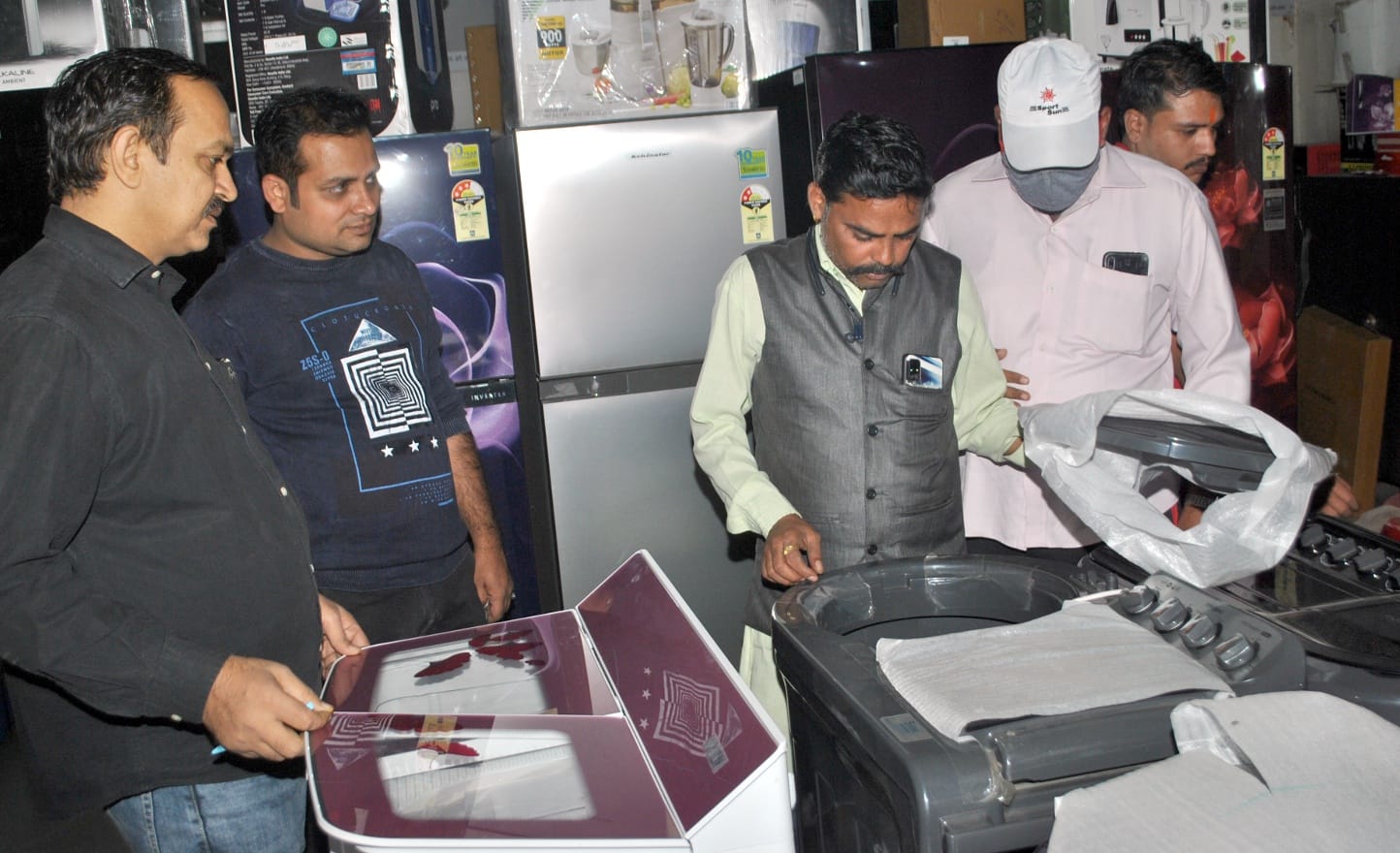 शामली में फ्रीज व कुलर की खरिदारी करते लोग शामली में फ्रीज व कुलर की खरिदारी करते लोग