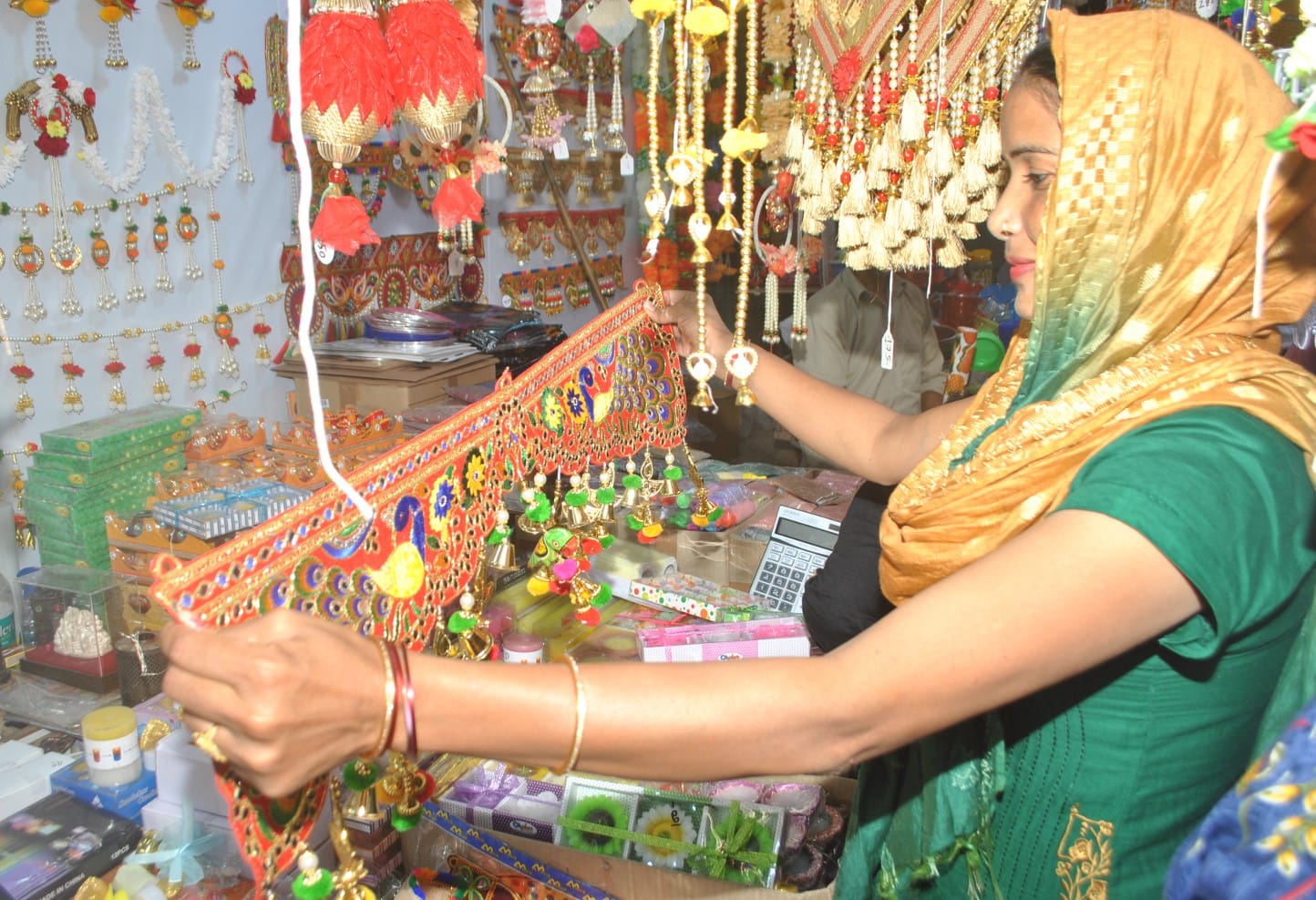 शामली दीपावली पर खरिदारी करती महिला शामली दीपावली पर खरिदारी करती महिला