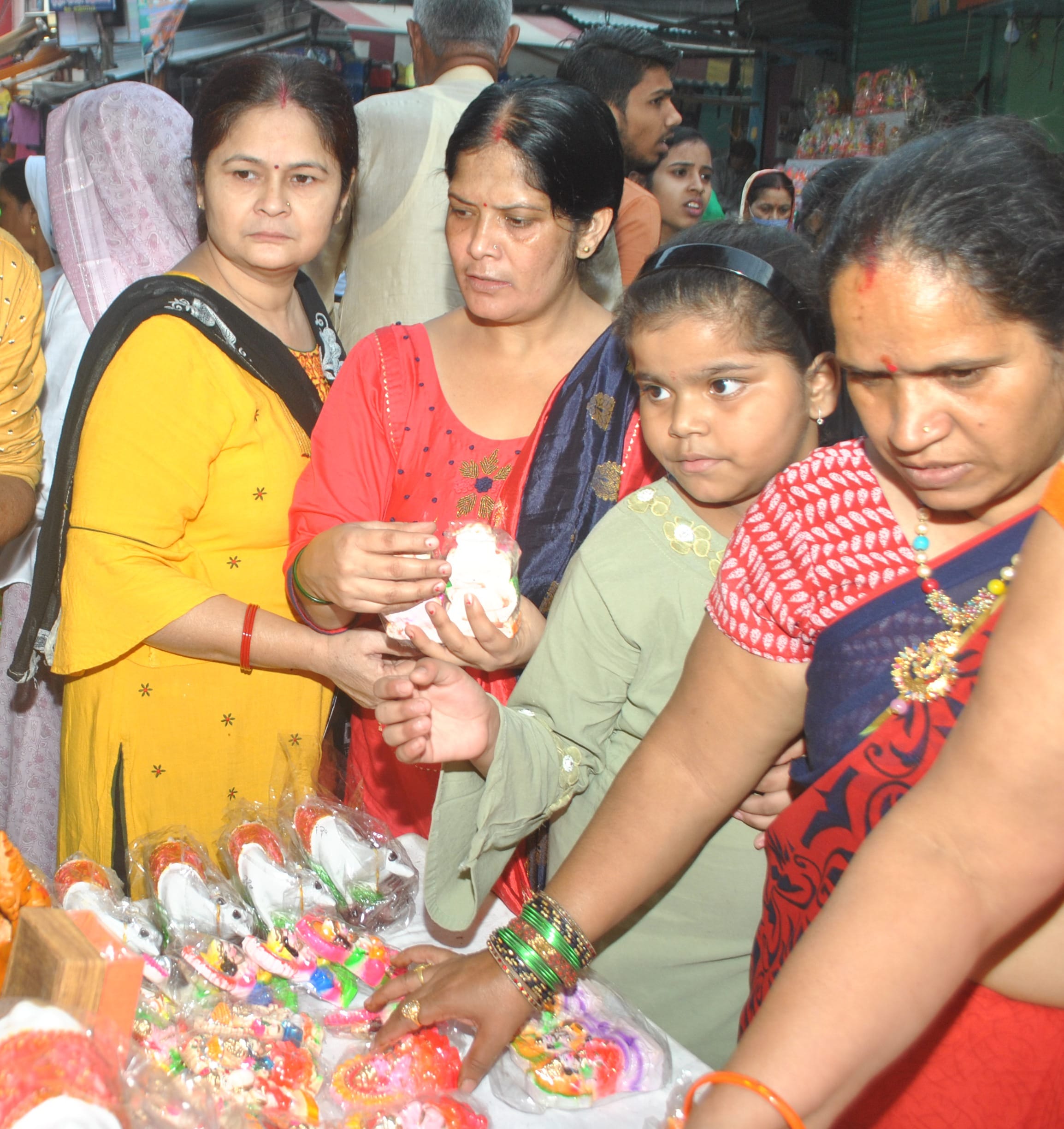 शामली दीपावली पर खरिदारी करती महिलाएं शामली दीपावली पर खरिदारी करती महिलाएं