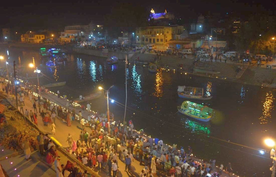  धर्मनगरी चित्रकूट में दीपदान मेले में नरक चतुर्दशी छोटी दिवाली पर मंदाकिनी नदी व रामघाट दियों क?
