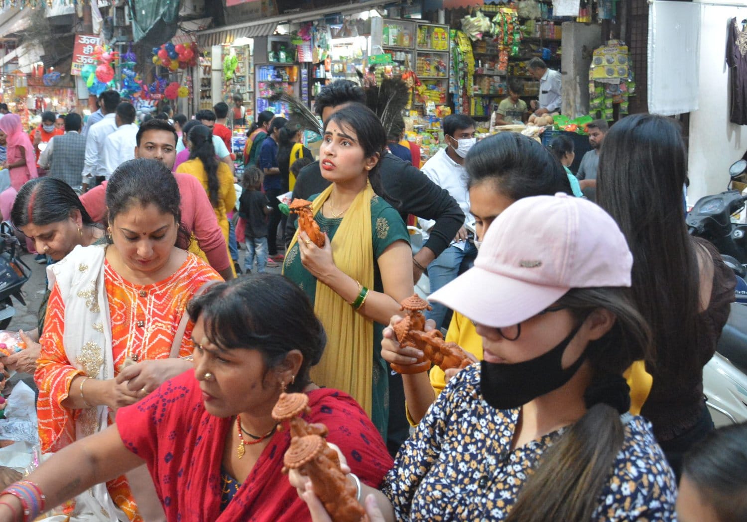 मुजफ्फरनगर में धनतेरस पर्व पर गणेश लक्ष्मी की मूर्तियों की खरीददारी करती महिलाएं।