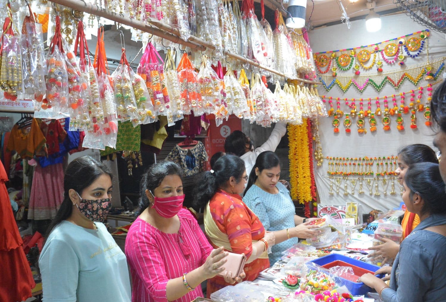 मुजफ्फरनगर में दीपावली पर्व के खरीददारी करती महिलाएं।