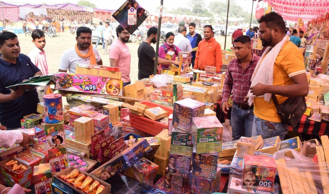 रुद्रपुर के मोदी मैदान में पटाखे खरीदते लोग। रुद्रपुर के मोदी मैदान में पटाखे खरीदते लोग।