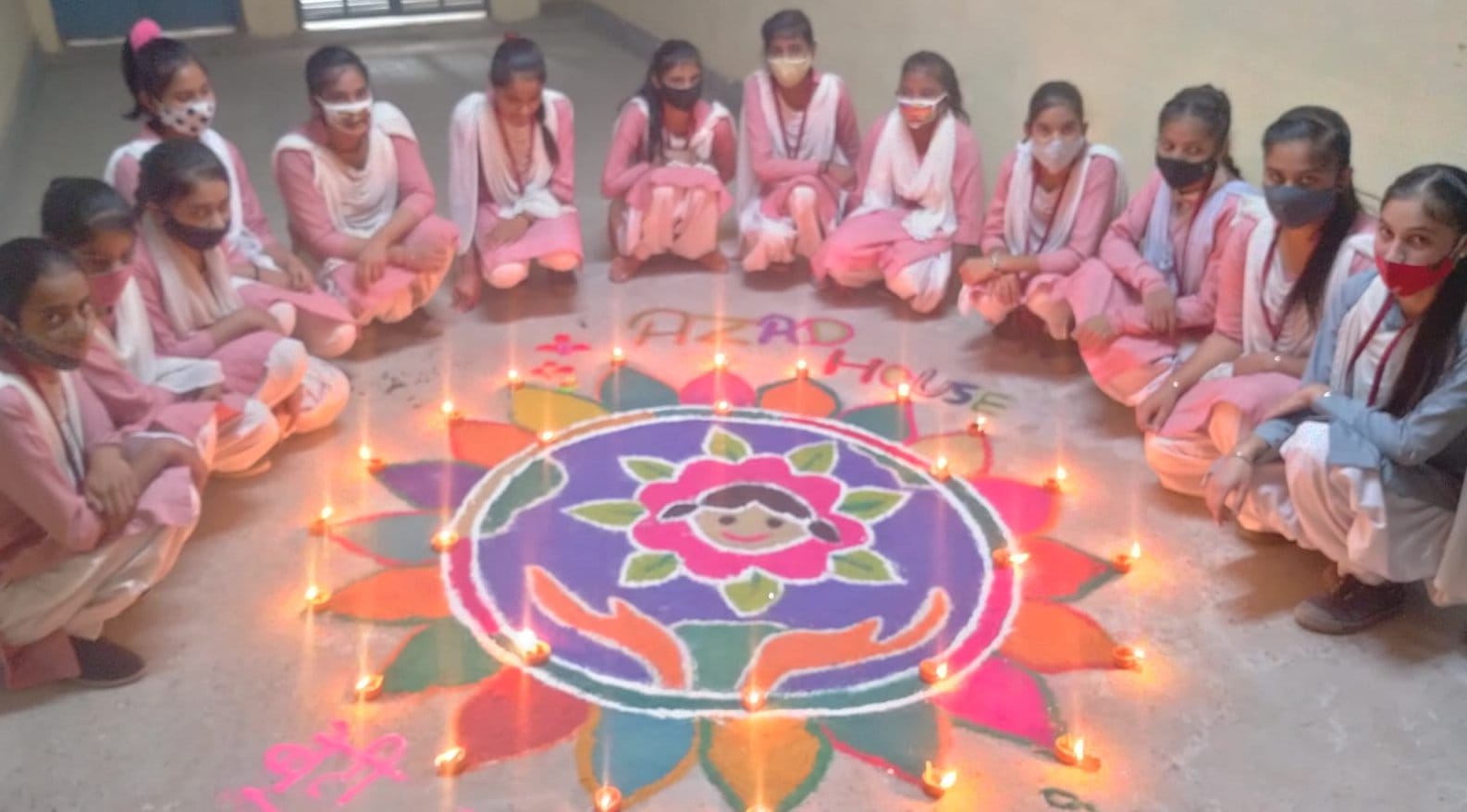 जलालाबाद गुरूनानक इन्टर कॉलेज में रंगोली बनाती छात्राएं