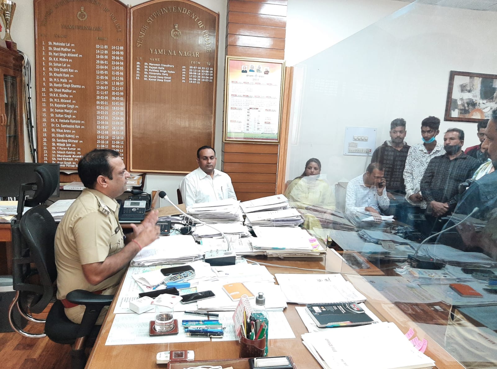 संस्थाओं के पदाधिकारियों व नशा रोगियों से बातचीत करते पुलिस अधीक्षक कमलदीप गोयल संस्थाओं के पदाधिकारियों व नशा रोगियों से बातचीत करते पुलिस अधीक्षक कमलदीप गोयल