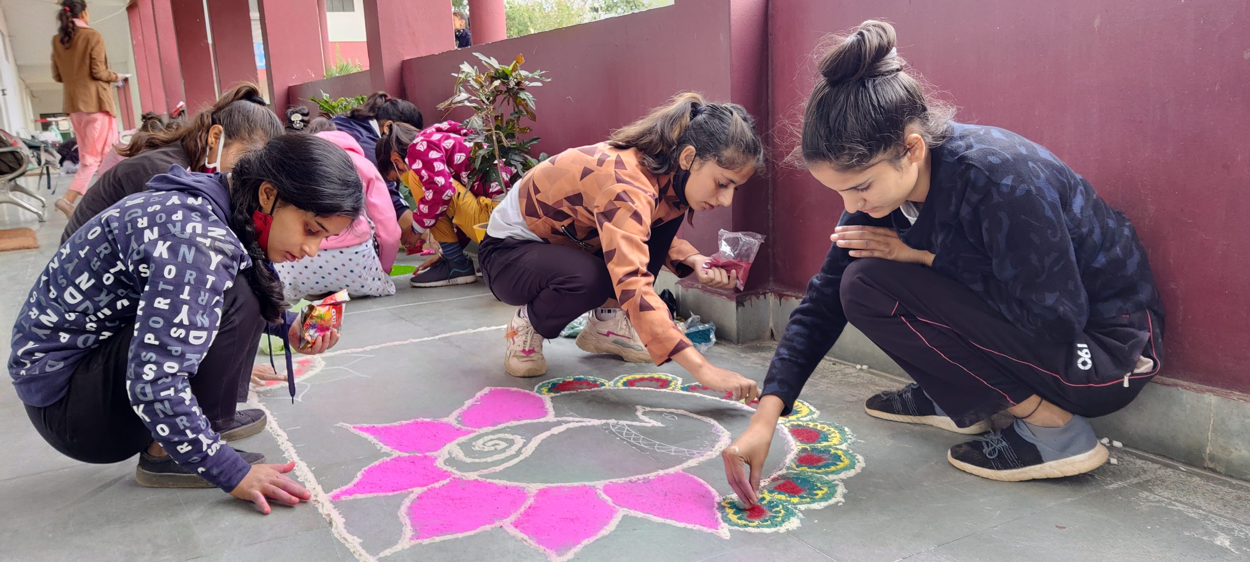 उधमपुर में दीपावली के उपलक्ष्य पर महिला कालेज में आयोजित रंगोली प्रतियोगिता में हिस्सा लेती छात