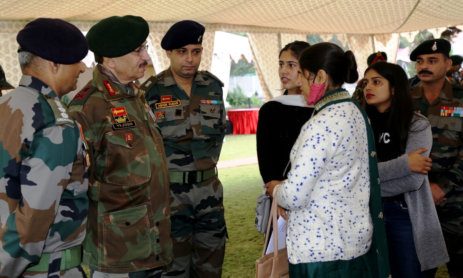 उधमपुर में उत्तरी कमान प्रमुख के साथ मुलाकात करते शहीदों के परिवार के सदस्य उधमपुर में उत्तरी कमान प्रमुख के साथ मुलाकात करते शहीदों के परिवार के सदस्य