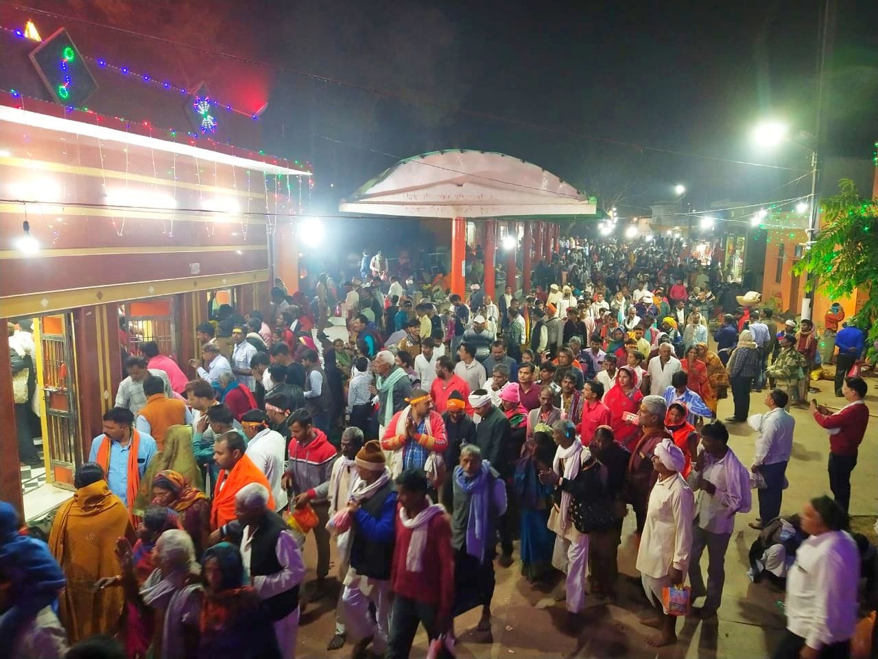 फोटो-5- चित्रकूट में दीपदान मेले में दिवाली के दिन परिक्रमा मार्ग पर भगवान कामदनाथ मंदिर में दर्श?