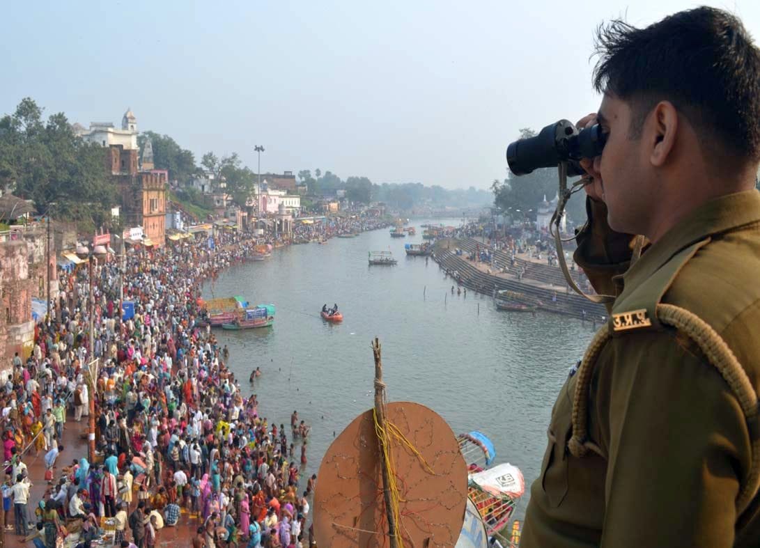 फोटो-6- रामघाट किनारे मंदाकिनी नदी में जुटे लाखों श्रद्घालुओं की सुरक्षा में दूरबीन से निगरानी कर