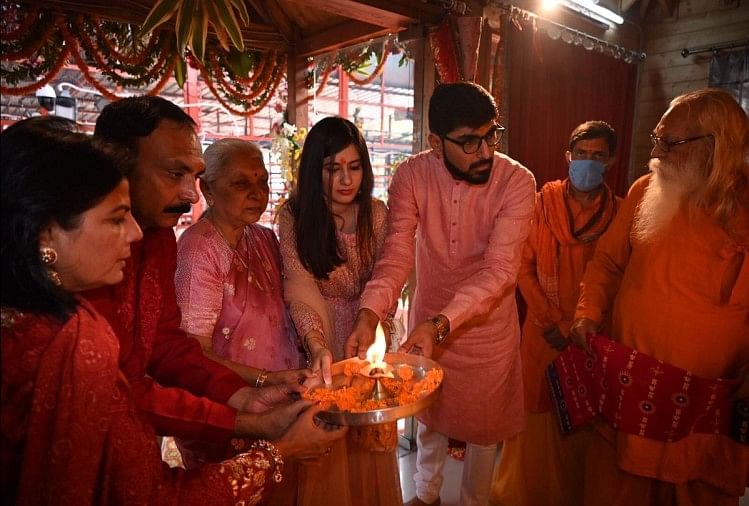Gubernur Anandiben Patel Melakukan Ibadah Darshan Bersama Keluarga Di Ayodhya