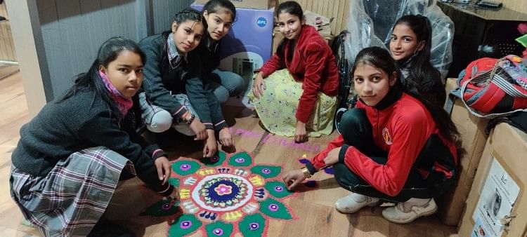 Budaya – Anak-anak membuat Rangoli yang menggemaskan