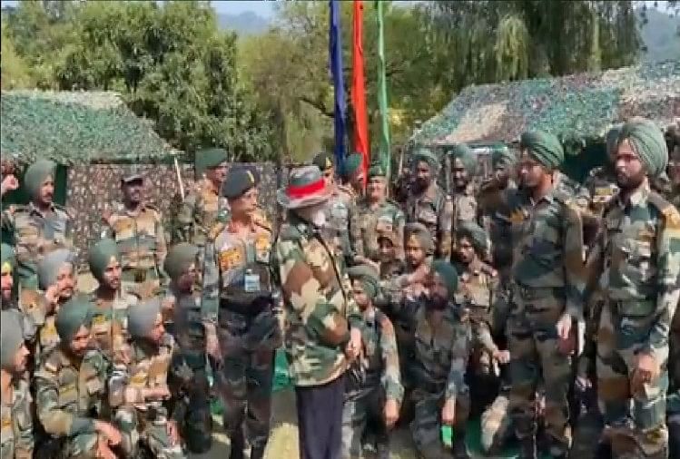 Pm Modi Celebrate Diwali With Jawans In Naushera Rajouri Jammu And Kashmir  - तस्वीरें: देखिए जवानों के साथ पीएम मोदी की दिवाली, जम्मू-कश्मीर रवाना  होने से पहले सबको ऐसे ...