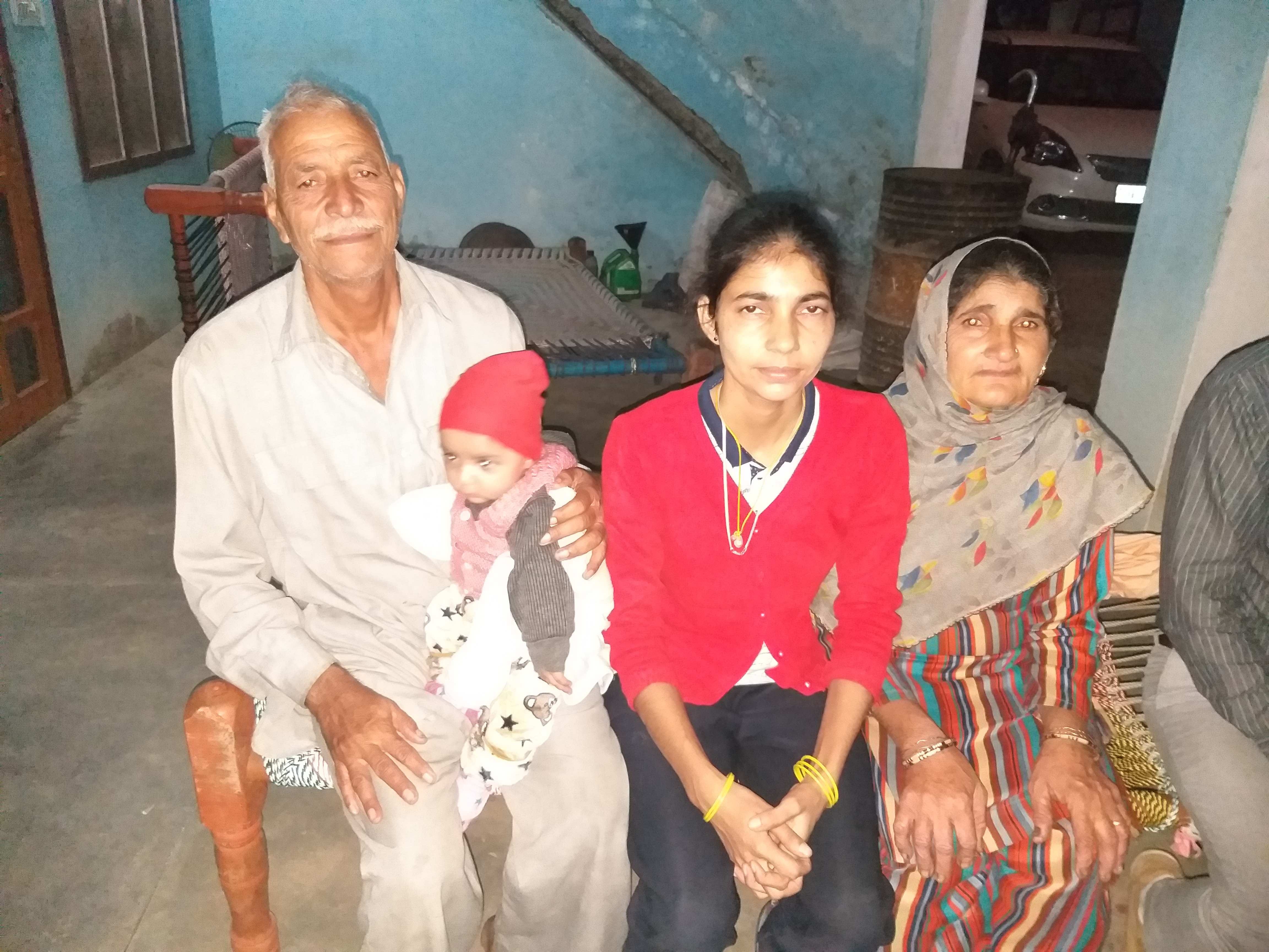 नेहा अपने माता-पिता के साथ। नेहा अपने माता-पिता के साथ।