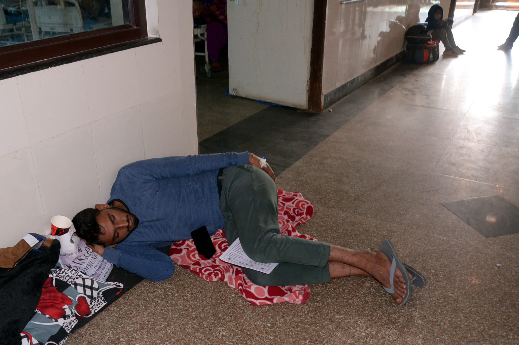 अंबाला छावनी के नागरिक अस्पताल स्थित आइपीडी ब्लॉक में बेड न मिलने के बाद फर्श पर लेटा बुखार से पी? अंबाला छावनी के नागरिक अस्पताल स्थित आइपीडी ब्लॉक में बेड न मिलने के बाद फर्श पर लेटा बुखार से पी?