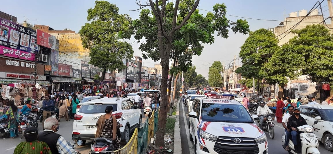 दिवाली पर बाजार में गश्त करती पुलिस। दिवाली पर बाजार में गश्त करती पुलिस।