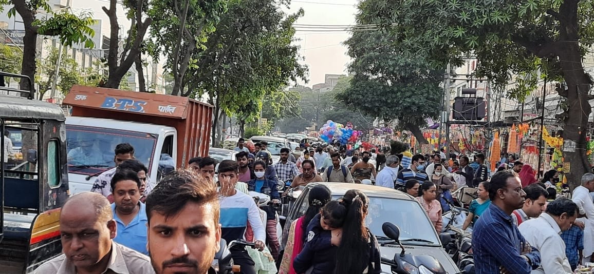 दिवाली की पूर्व संध्या पर रेलवे रोड पर उमड़ी लोगों की भीड़। दिवाली की पूर्व संध्या पर रेलवे रोड पर उमड़ी लोगों की भीड़।