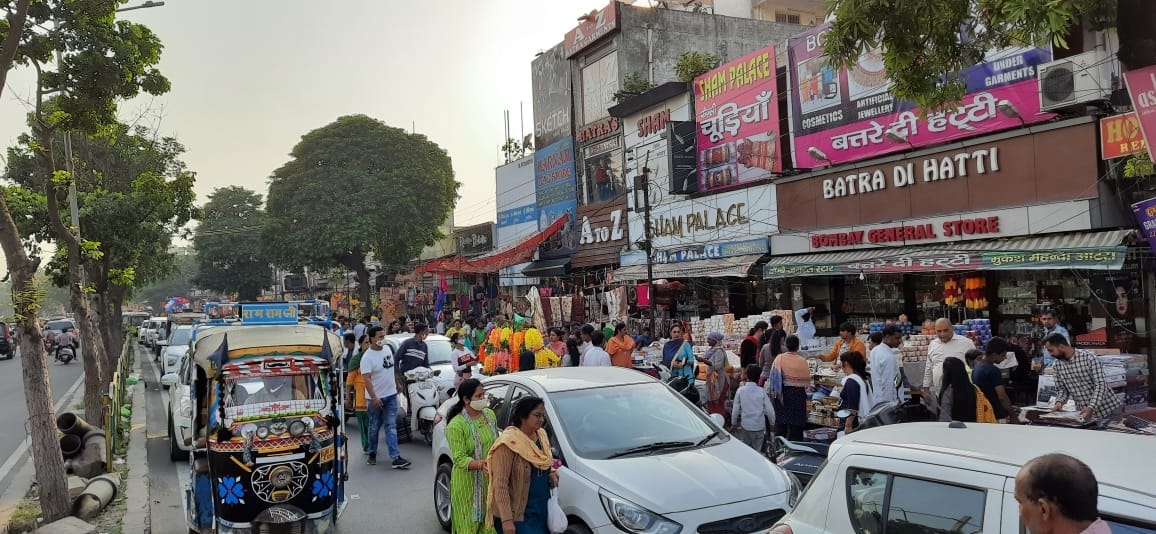दिवाली की पूर्व संध्या पर खरीदारी करते लोग। दिवाली की पूर्व संध्या पर खरीदारी करते लोग।