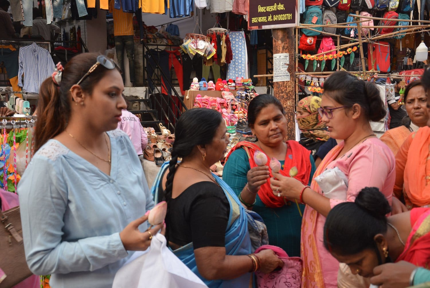 मुजफ्फरनगर में दीपावली पर्व पर पूजन के लिए कमल के फूलों की खरीददारी करती महिलांए। मुजफ्फरनगर में दीपावली पर्व पर पूजन के लिए कमल के फूलों की खरीददारी करती महिलांए।